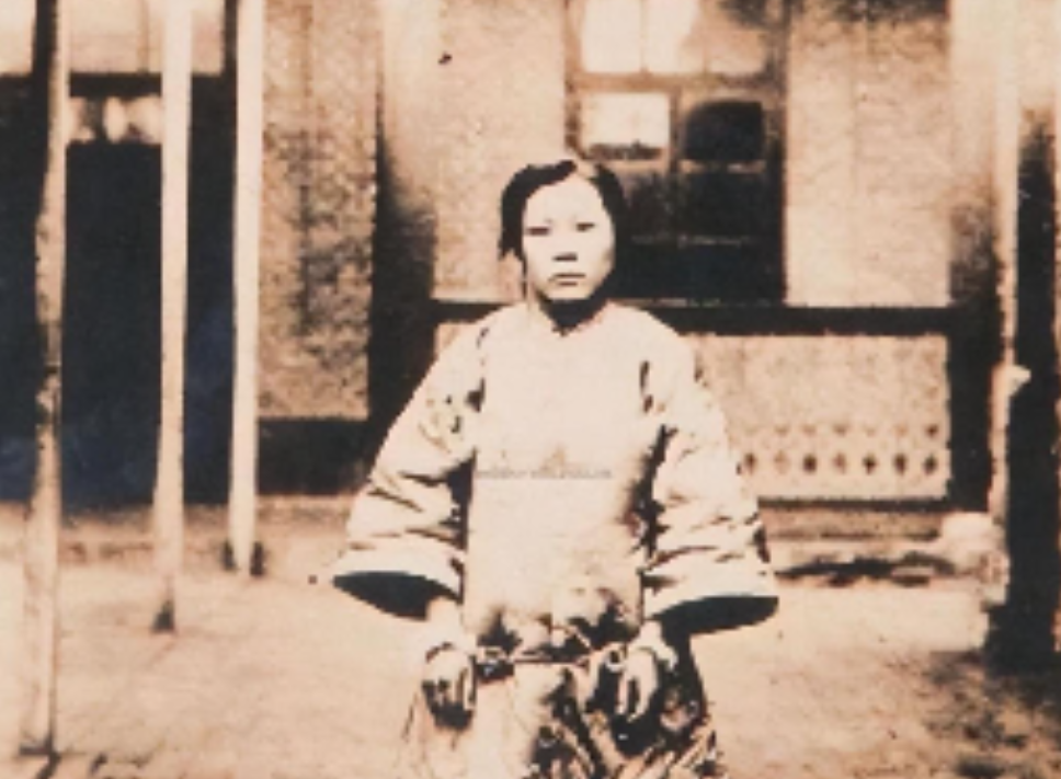 1925年，24岁的青楼女子张素贞正在接客。然而，当她开始宽衣解带时，冰冷的枪口