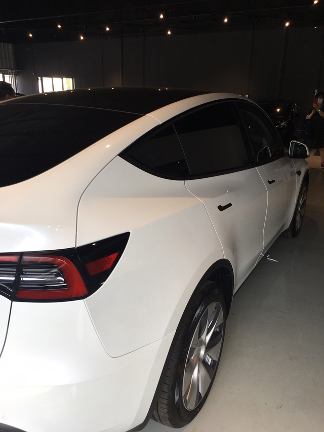 关于到底是黑色贴膜还是白色
好多人再纠结是贴膜还是+8000选白色。我建议选白色