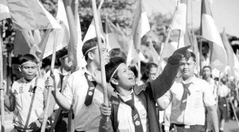 1975年，为了让荷属圭亚那独立，荷兰哭着求着，几番讨价还价后支付了35亿荷兰盾