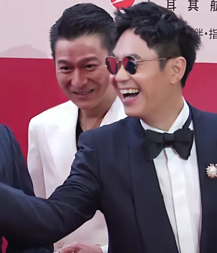 大鹏现在是真牛逼了，都当刘德华的导演了
杨幂最喜欢刘德华
 杨幂就是情商智商都高