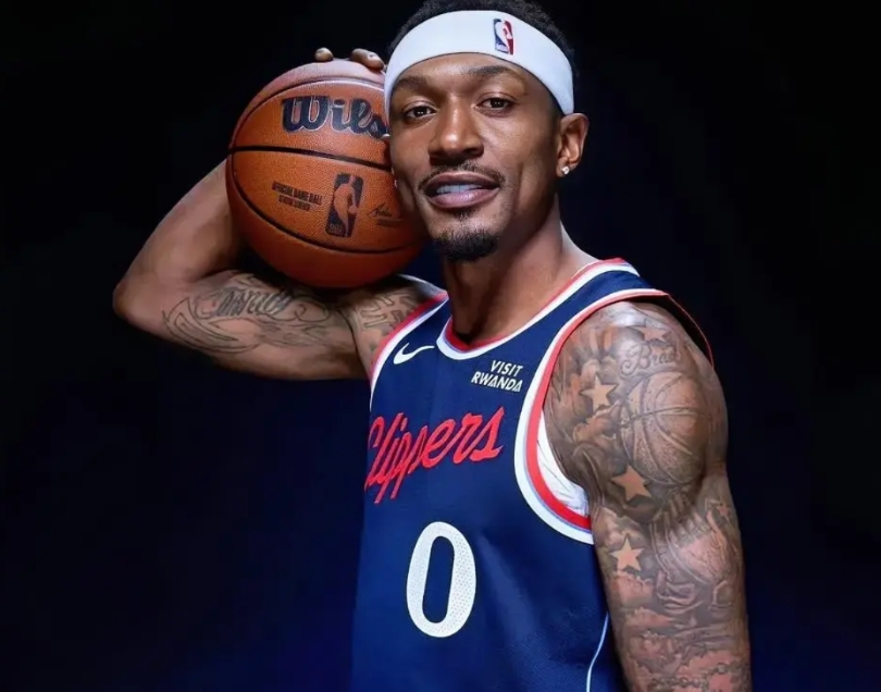 太阳球迷恨透了比尔！

今天快船客场挑战太阳的比赛，比尔重回菲尼克斯对阵老东家。