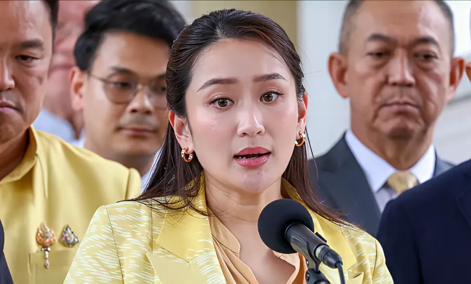泰国与柬埔寨发生冲突，泰国明确表示拒绝第三国的调停。

现在泰国集结8艘军舰到柬