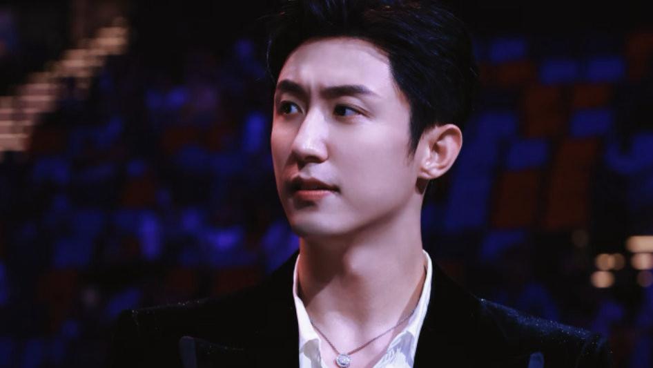 全场唯一素颜明星黄景瑜，庆功宴松弛感状态揭秘