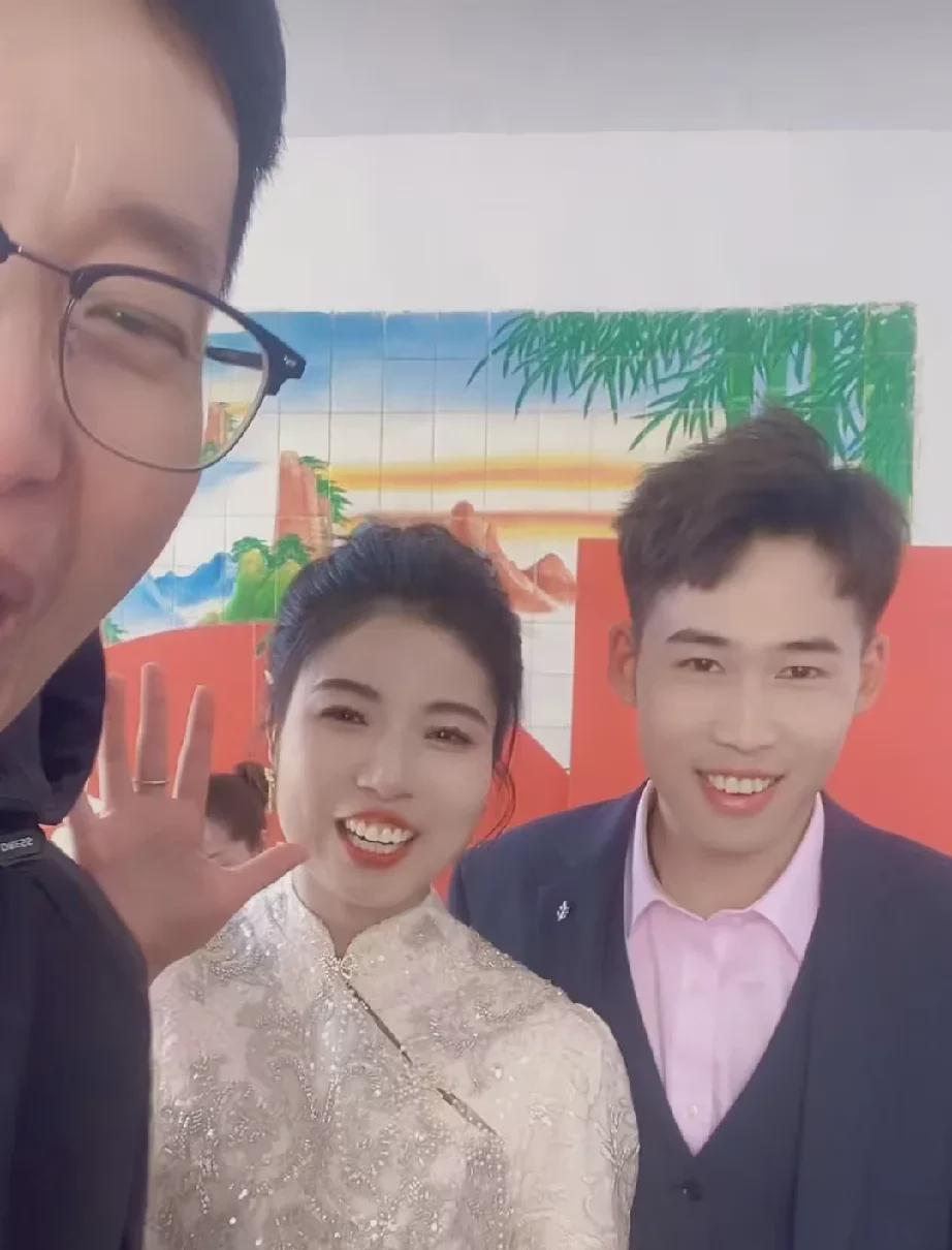 聪聪媳妇在直播间落落大方，和粉丝们热情问好。

哈哈，都说儿媳像婆婆，这媳妇