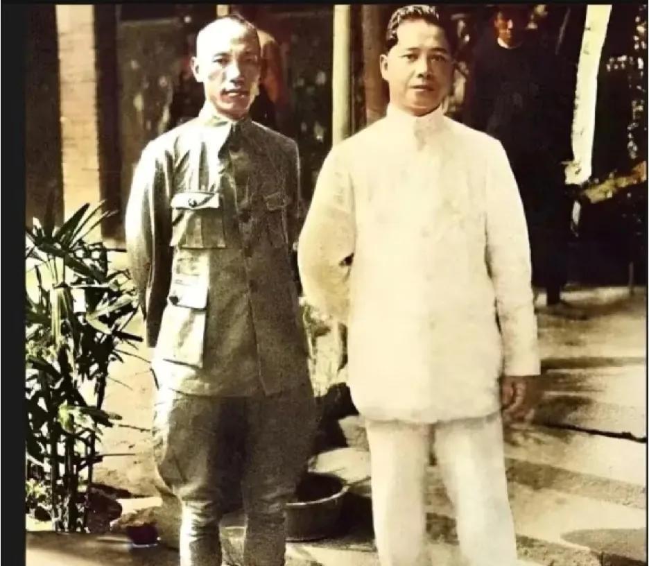 1927年的这张合影，定格蒋与汪兆铭的交集。蒋着戎装，汪兆铭着白衣，二人貌合神离