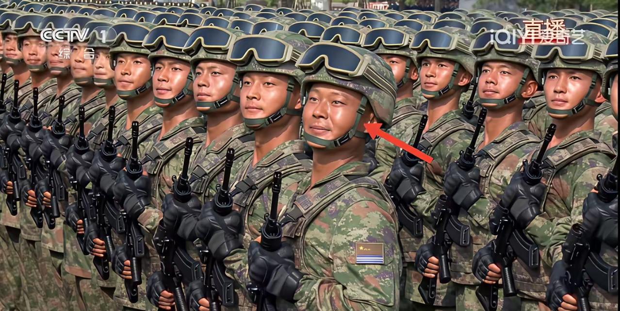 目光炯炯铁骨忠，
钢枪铮铮亮苍穹。
扬眉吐气山河壮，
………………
【东风导弹东