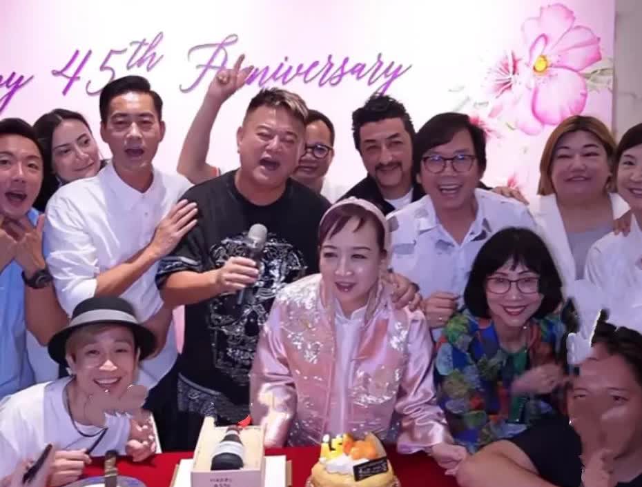 75岁陈百祥香港豪宅为妻黄杏秀庆生，献吻切蛋糕甜齁全场。结婚46年如胶似漆，网友