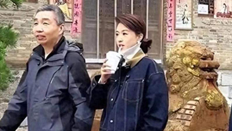 46岁张蕾与富豪老公甜蜜逛街，气质出众惊艳路人