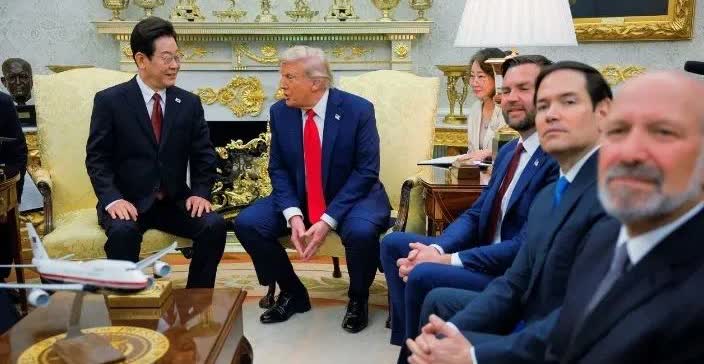 从图片就可以看出美韩关系的不对等，一个正襟危坐像被特朗普这个家长训话的感觉。
