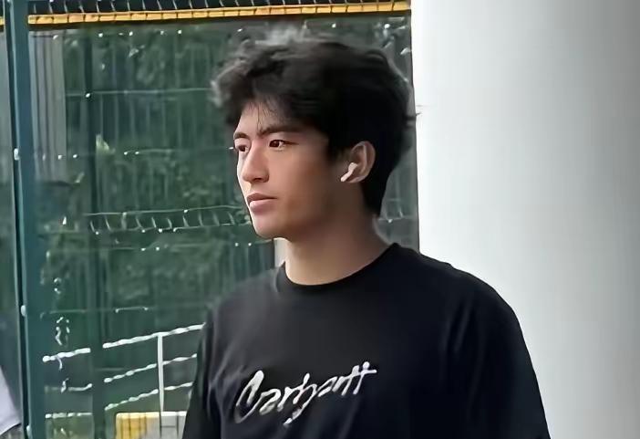 18岁的儿子谢振轩真是给妈妈张柏芝争气！
要知道这些年张柏芝一个单身妈妈带着三个