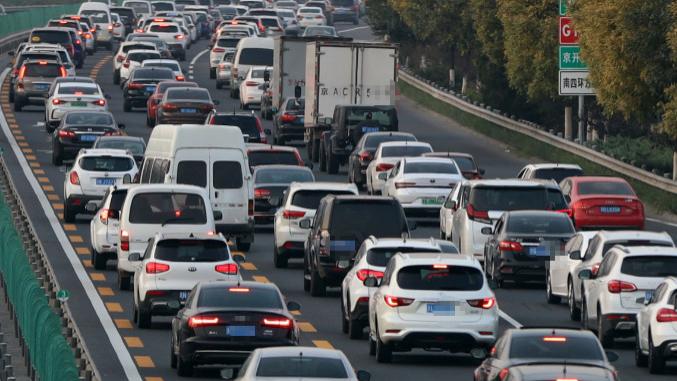 老司机含泪总结：路上见到这4种“车牌”的车，宁可绕路也别靠近