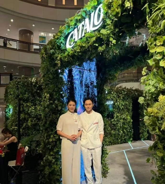 男人果真比女人抗老，袁咏仪老了，张智霖还很年轻。