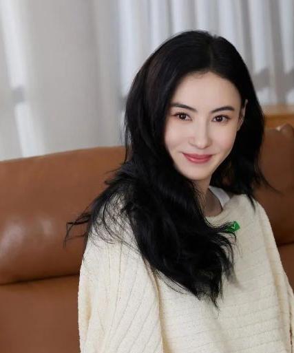 张柏芝于上个世纪80年代出生于香港，她的父亲是一名出名的赌徒叫张仁勇，母亲则是一