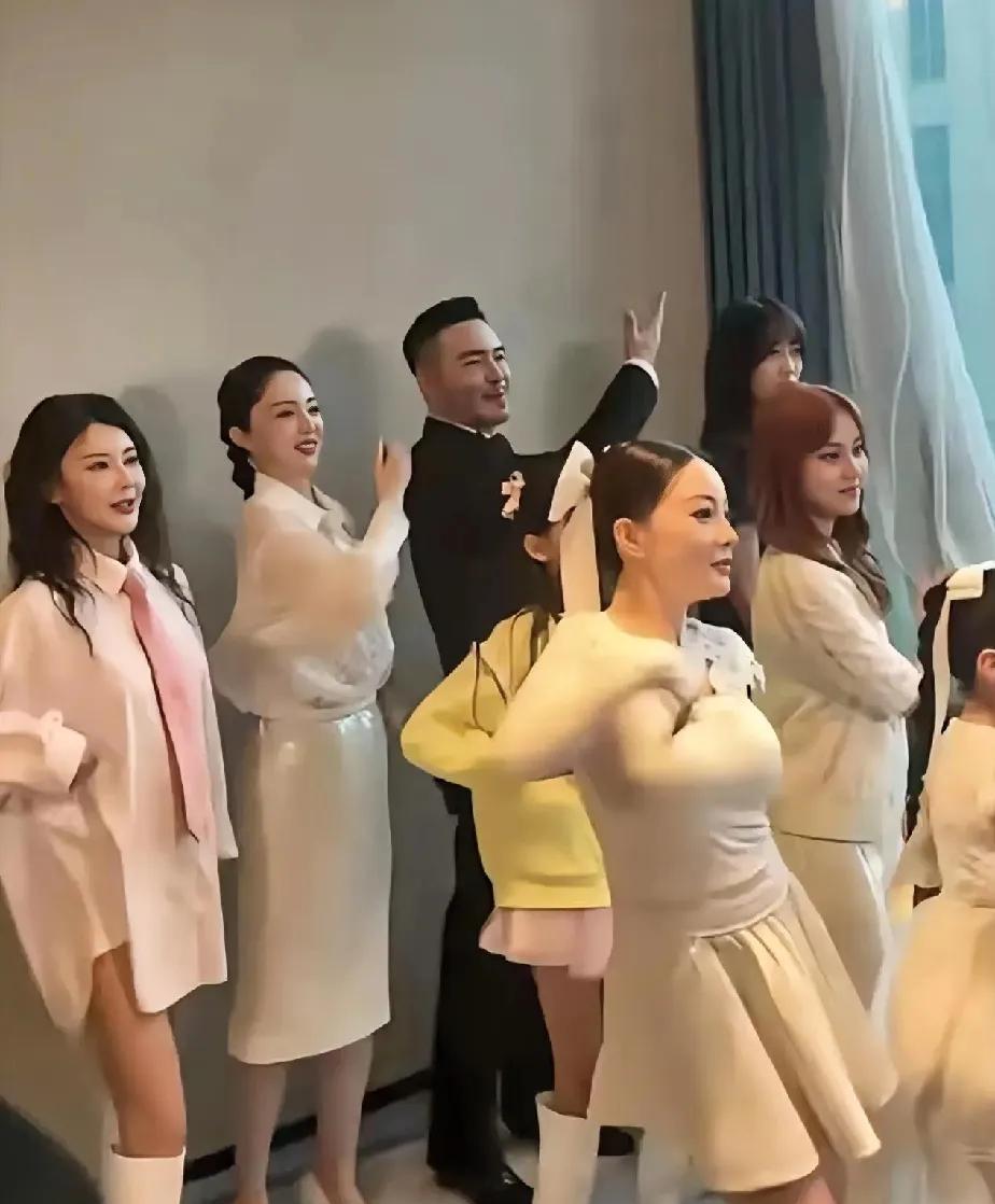 李小璐比董璇还光彩夺目！
人跟人就怕同框啊，
明星也是一样。