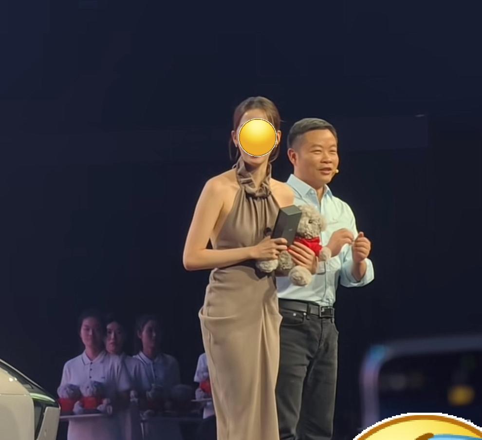 以后别再说雷军擅长营销了，在何小鹏面前，雷军的营销手段还真不怎么样。