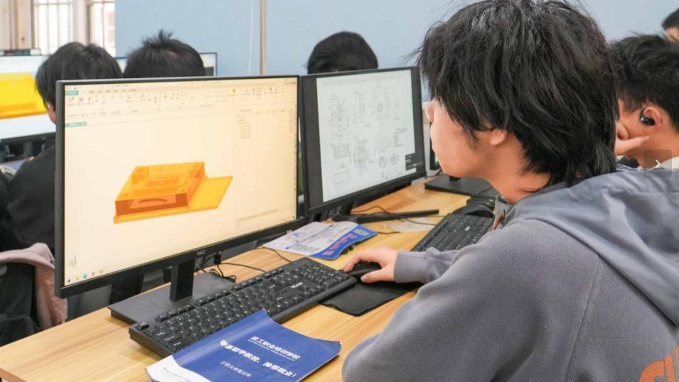 三年大专 vs 半年匠工｜同龄人的职业分水岭