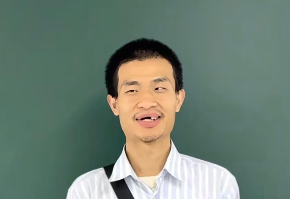 我给爷爷看韦东奕的照片，
爷爷盯着手机屏保沉默半天，
突然冒出一句话：“这男的眼