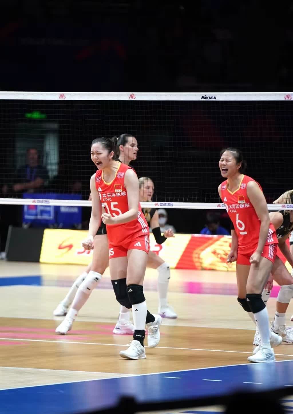 北京时间6月4日晚，中国女排迎来了在2025年世界女排联赛的首秀。在北京主场对阵