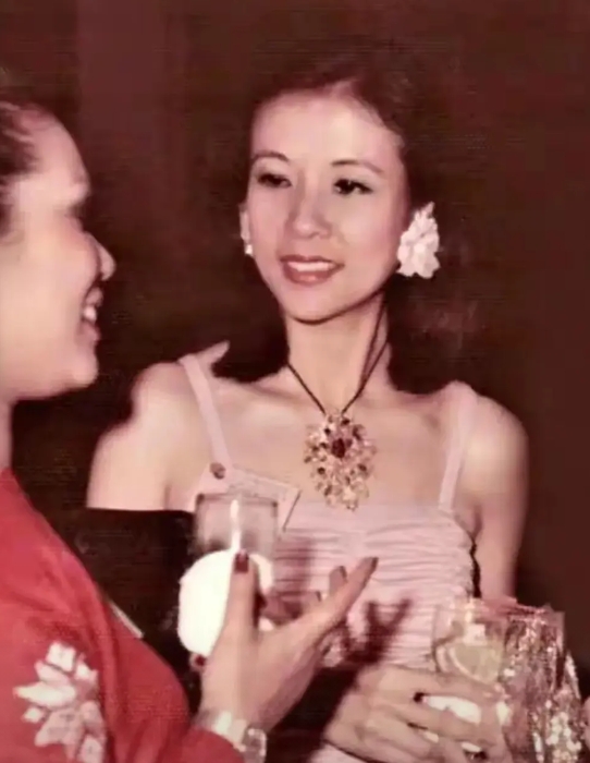 莫文蔚的母亲好漂亮哦，美得都可以出道当明星了。

莫文蔚没有遗传到妈妈的美貌，大