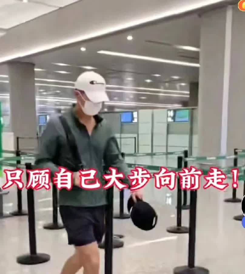 何超莲等窦骁过关卡，窦骁过來之后，只顾自己大步向前走！何超莲紧跟其后！
过来人