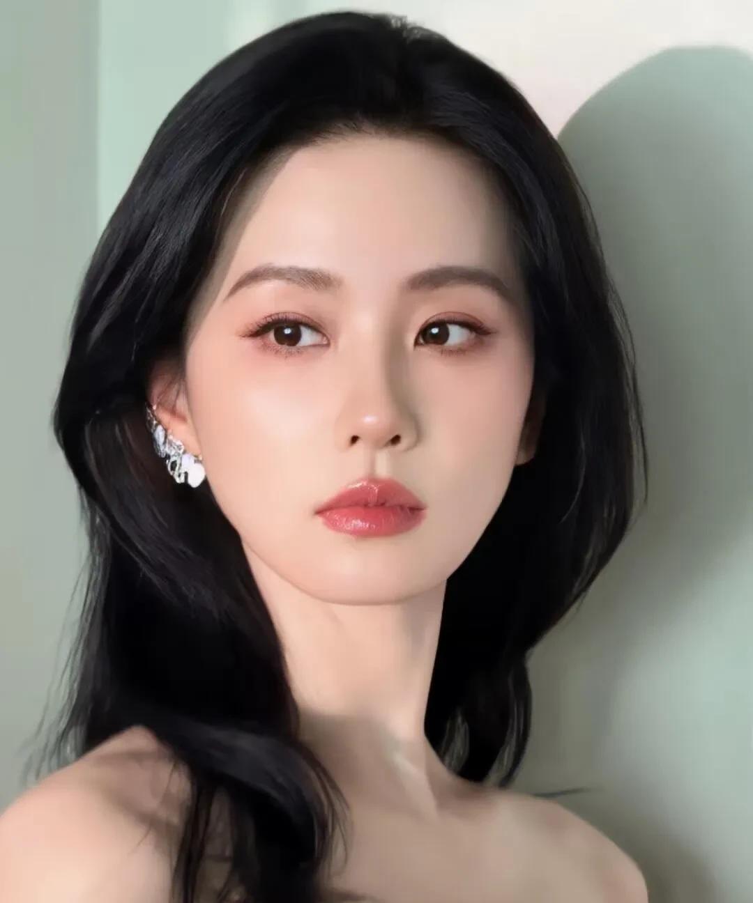 刘诗诗真的是内娱“六边形战士”吧！
脸长得就像女娲精心捏的，又白又精致，往那一站