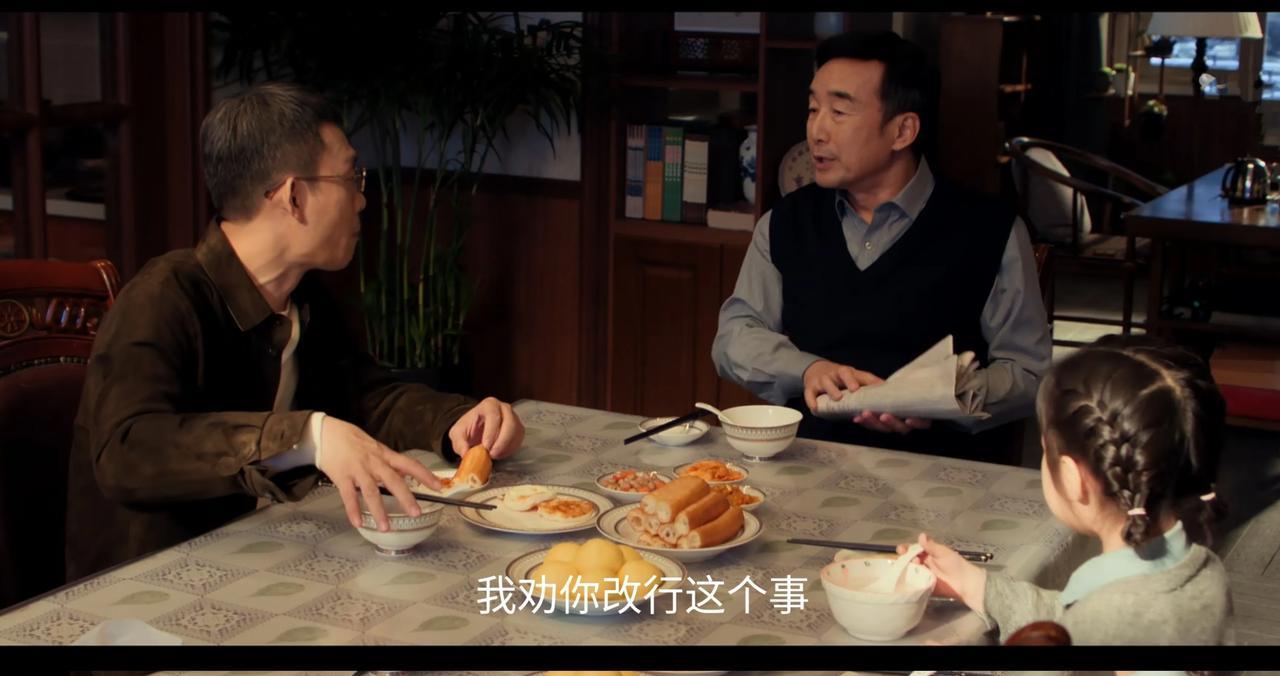 《以法之名》李人骏只是个“官迷”，也身不由己。其实黑恶势力最大的保护伞在第二集就