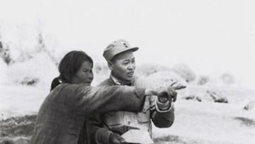 1930年，一位红军小战士送信返回途中，遭遇几十名敌人，他不但不躲藏，反而跳出来