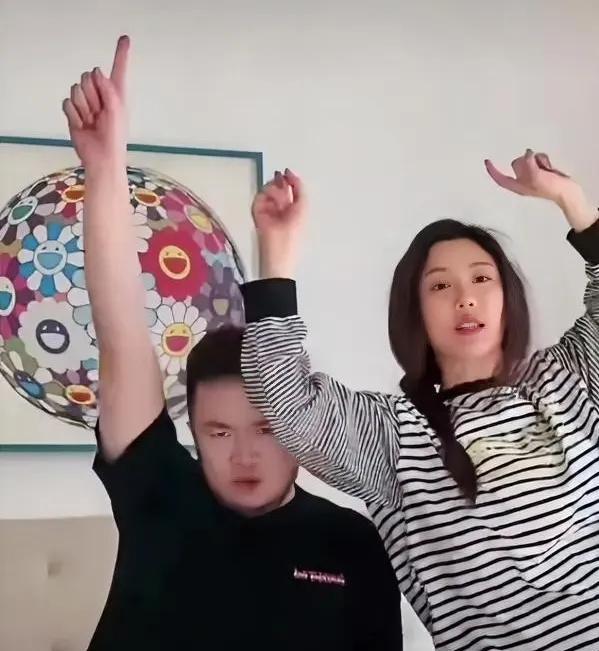 巴图和博谷，绝对是对好演员。人家不按别人的剧本走，自编自导自演的视频剧，幽默，风