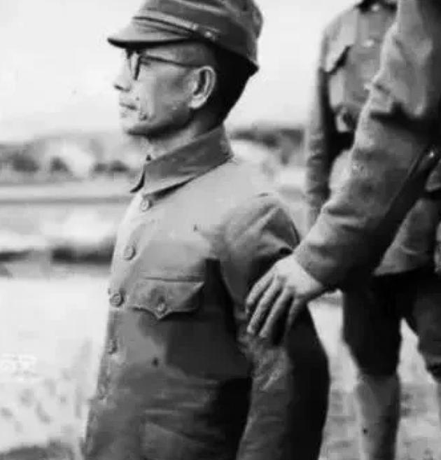 1947年，一个日军中将被执行枪决。然而，连中三枪他都没死。突然，监刑军官对开枪