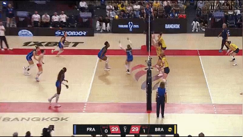 巴西女排2-0法国。第二局局末出现了神来一笔，法国接应扣球被拦在自己脸上，随即反