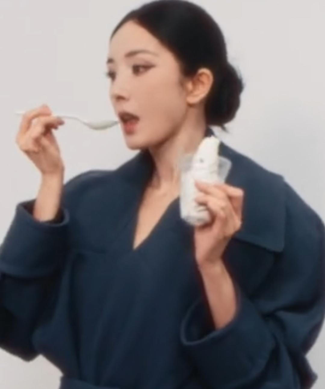杨幂首位五大男刊女刊均满贯的女明星 ，是爆剧女王杨幂  是一番票房实绩花杨幂 是