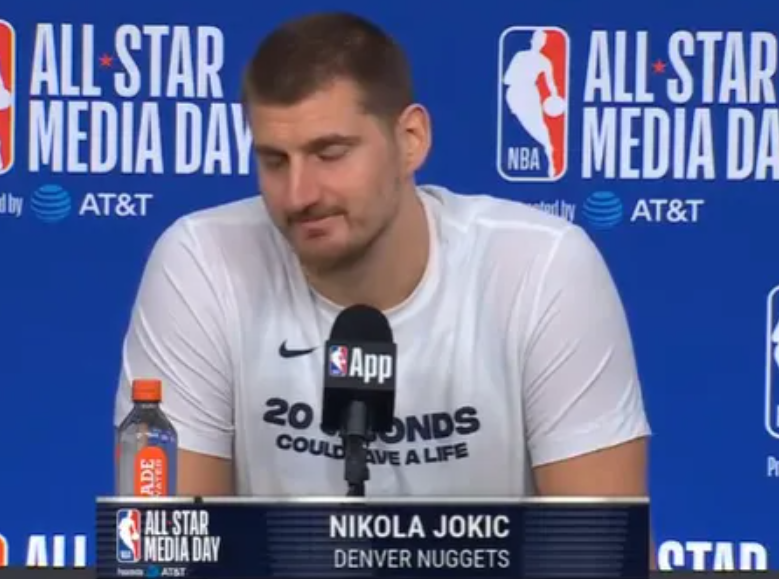 掘金球员尼古拉-约基奇参加了NBA全明星周末的媒体日采访。
采访当中，有记者打趣