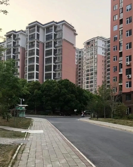 卖了套回迁房
这大哥为啥反而笑了？
 
遇见一熟大哥，把回迁房给卖了！没房产证、