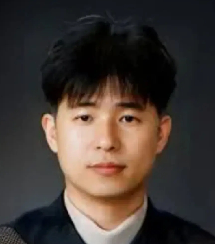 他叫池贵然，是首尔中央地方法院刑事25部首席法官，1974年出生，今年51岁。正