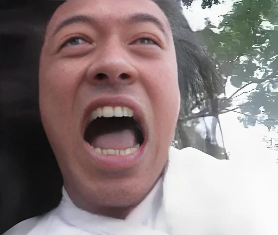 娱乐圈两大怪事：
第一件：年轻的演员参与各种活动，就为了让大家记住她们那张脸！
