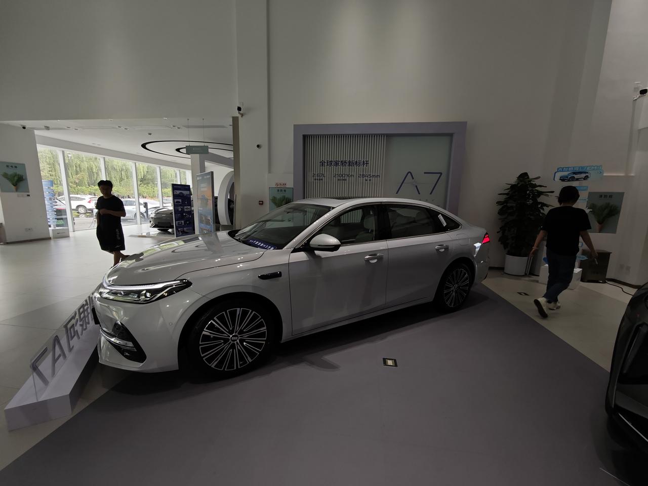 银河A7试驾体验
展车应该是顶配了，下面说一下感受:
配了主副驾座椅按摩，但是这