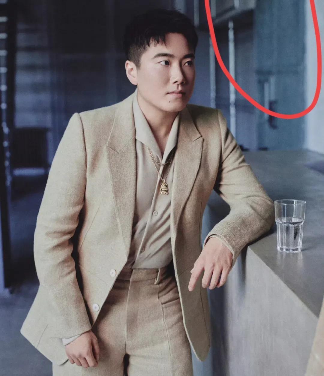 怎么说呢，梁靖崑这个杂志可以说是跟时尚一点儿不沾边，倒是挺“规规矩矩”的！
形象