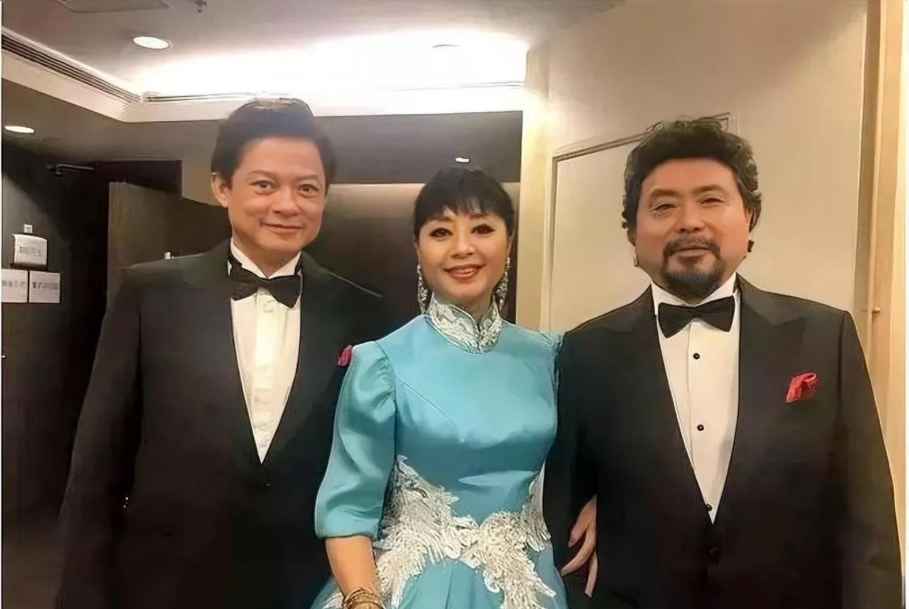 我国三位著名的歌唱家
殷秀梅、魏松和莫华伦。
