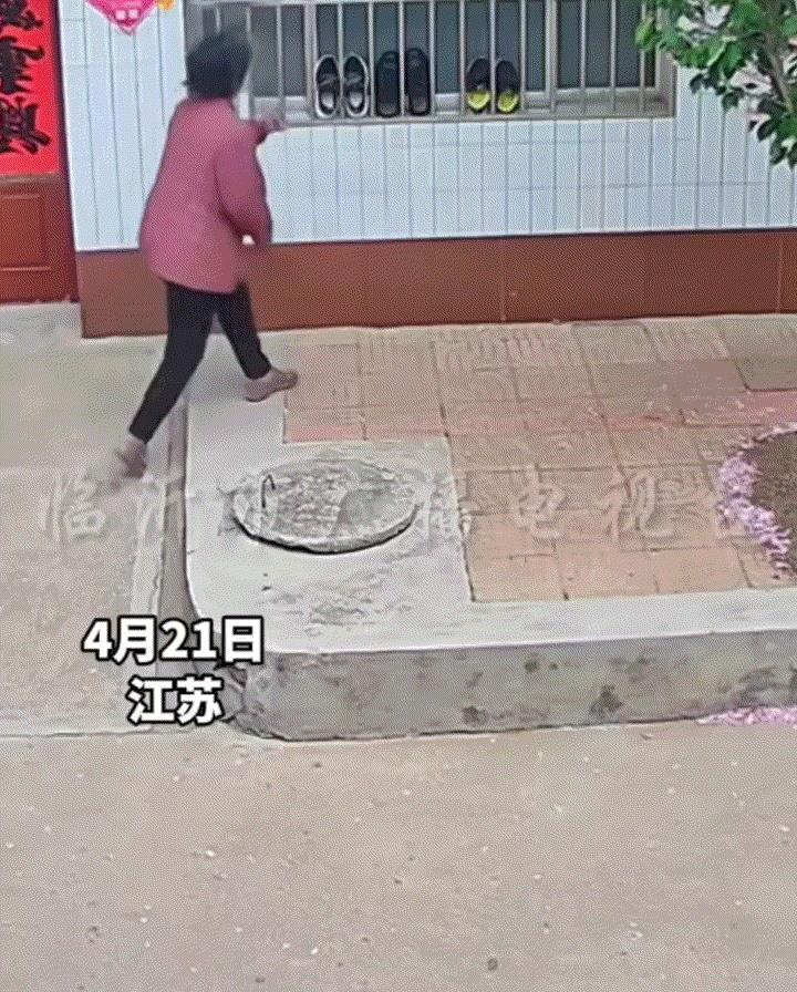 一户人家主人将鞋洗好后晒在窗台晾干，不料主人回家后鞋却不见了两双，当其打开监控查