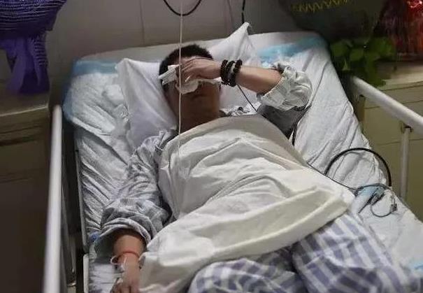 江苏苏州，男子出车祸丧失行动能力，妻儿都有借口不管，好友重感情不忍袖手旁观，照顾