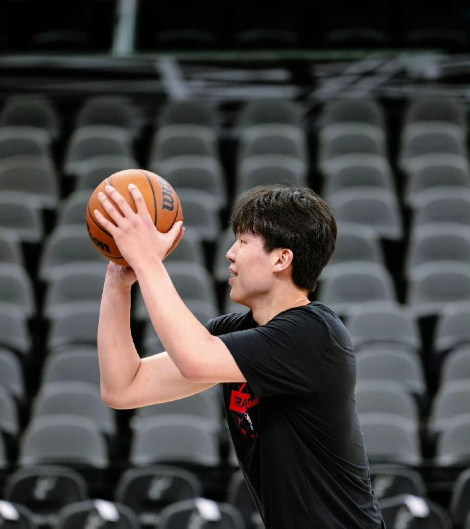 10分钟高效输出！杨瀚森成开拓者取胜奇兵
开拓者115:110险胜马刺，中国中锋