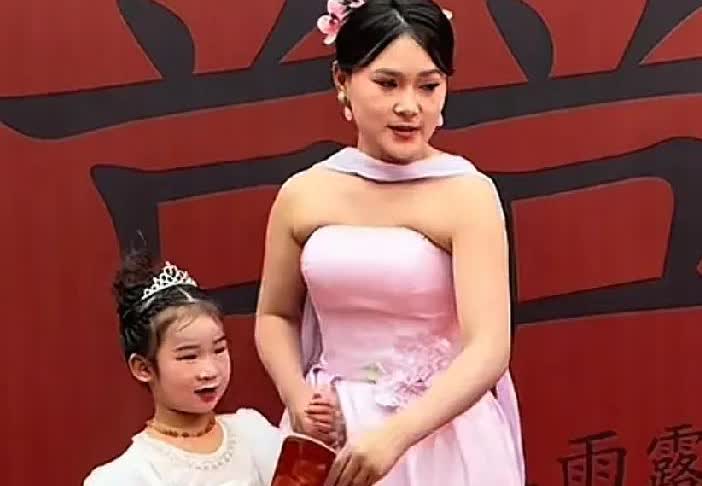 阿杜为什么想要李佳生儿子？
       阿杜因为雨露结婚的事伤心不已，其实阿