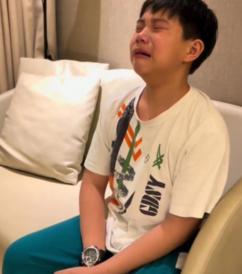 后备箱男孩的爸爸还没离婚时，就和现任在一起了。[泣不成声]因为看孩子一事，二人曾