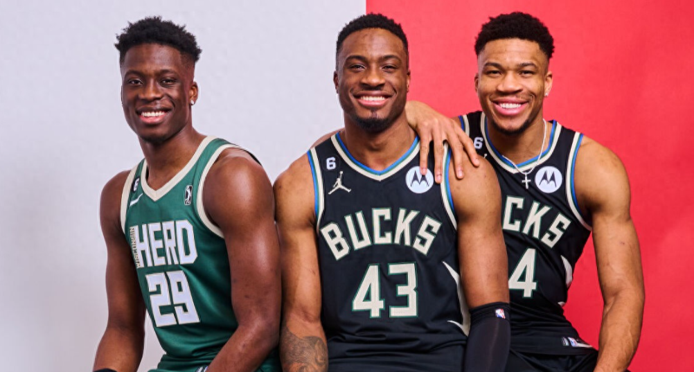 据ESPN名记沙姆斯-查拉尼亚报道，消息人士透露，雄鹿将与亚历克斯-安特托昆博签