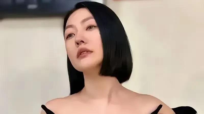以前是非种种都不说
今儿只说一件事
大S墓地只有徐家人能祭拜
俩孩子姓汪
意思不
