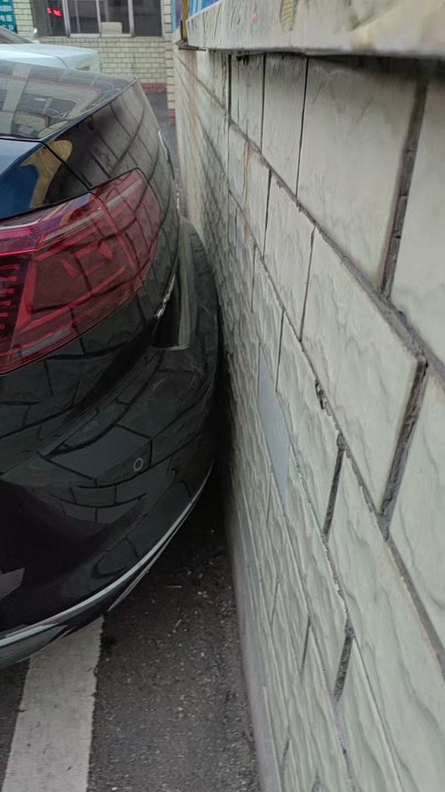 我家的迈小腾
这样的靠墙停车技术，真是能自我赏析一辈子，因为没有下次了，长风破浪