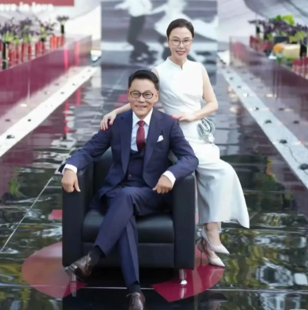 李国庆为啥绕一大圈还是要娶张丹红。

朋友划着手机屏，过了会儿才开口：男人忘不掉
