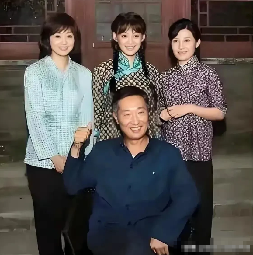 这是一张老照片，瞧把林永健给乐的，他在自信地给观众们说，他后面一排都是美女，你觉