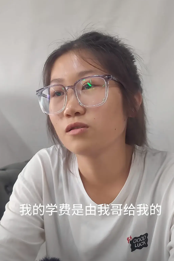 扁担女孩露面接受采访了
这次是新华社
采访中，她透露了一家人的经济来源。

这是