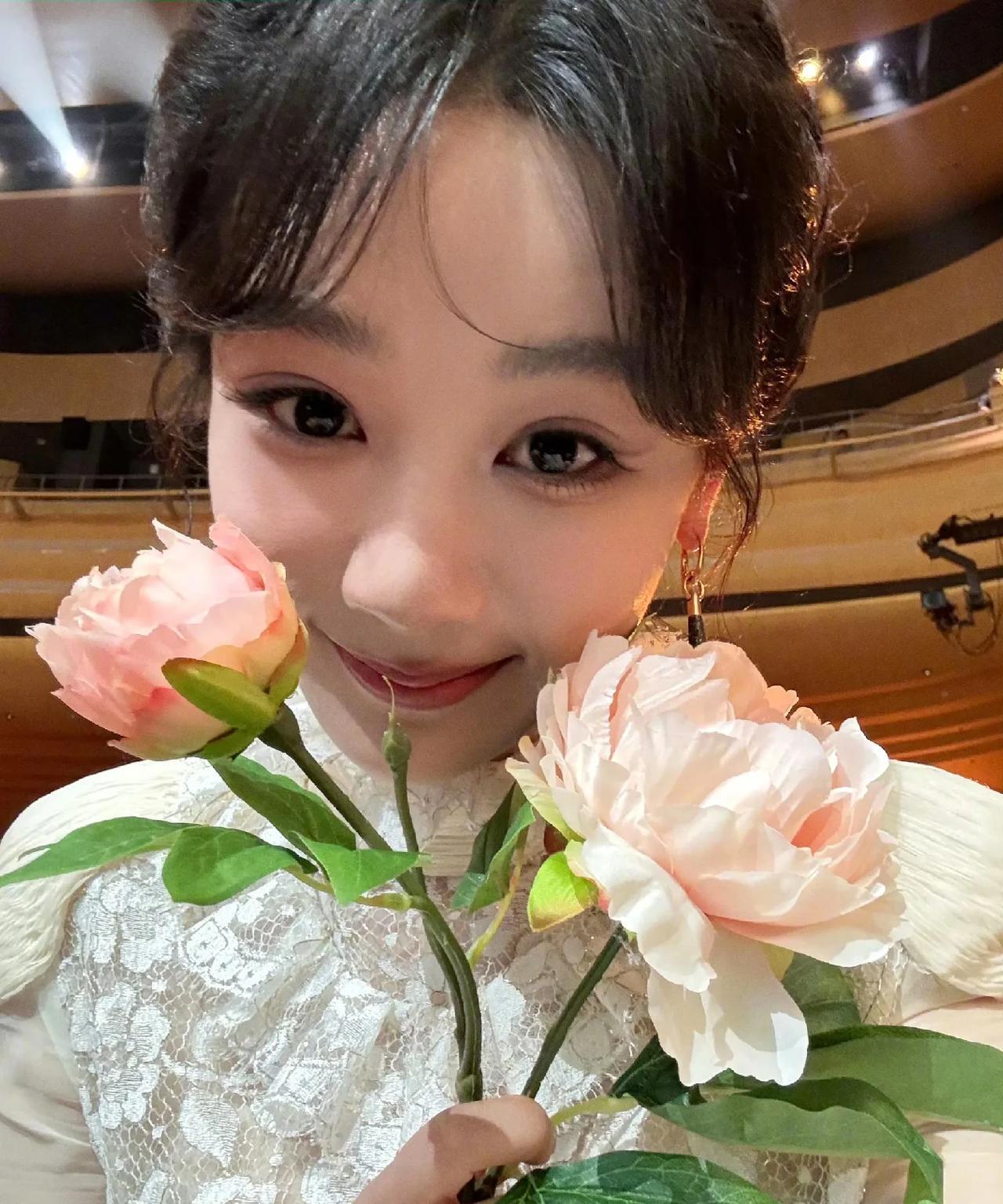 杨紫这次白玉兰之旅虽然没拿奖，但是却赢得了口碑。
尤其是在“同行”的衬托下，她的